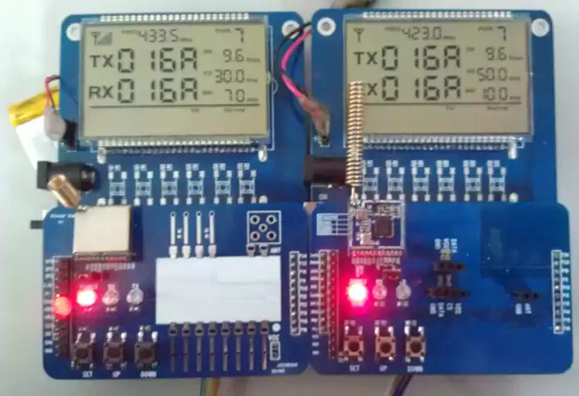 Figure 18: Physical diagram of RF4432PRO (left) and RF1212 communication