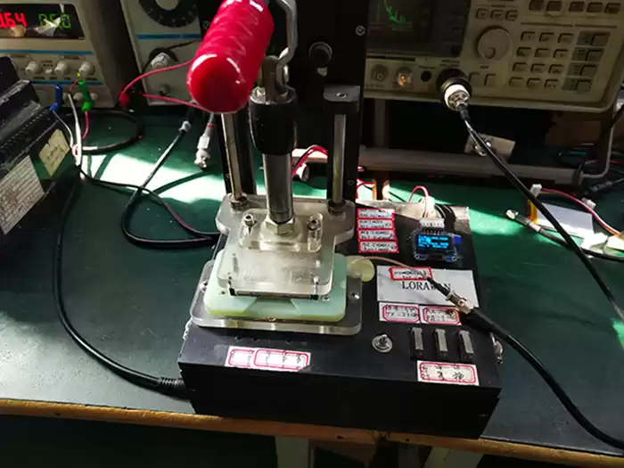 Product function test rack -- place the LoRaWan gateway module LoRaWan1302&nbsp;in the fixture of the test rack in the correct direction