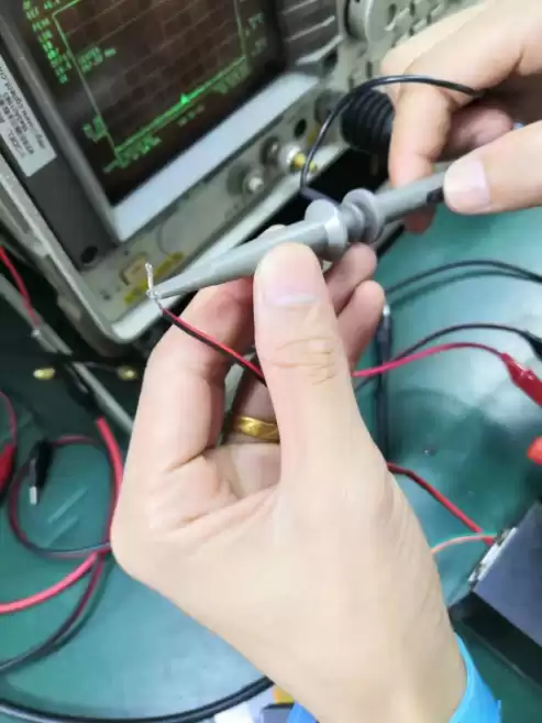 The probe of the oscilloscope is connected to the DIO2 output pin of the LoRa1276F30 wireless module