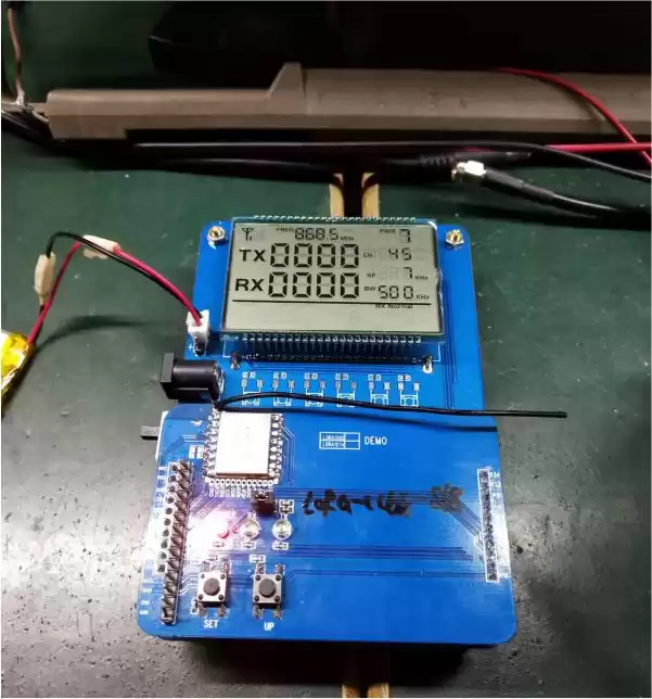 install a wire antenna on the demo board of the demo function embedded in the wireless module LoRa-CC68, and the wire antenna is close to the PCB